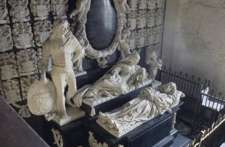 Überblick über das Grabdenkmal von Anna van Ewsum, mit ihrem ersten Ehemann liegend und ihrem zweiten Ehemann links von ihr stehend. (Foto: Rijksdienst voor het Cultureel Erfgoed – Bild Rijksmonument-Nr. 23982 – gemeinfrei).